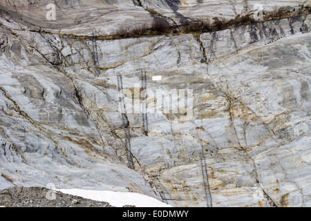 Échelles métalliques à partir de la Mer de Glace, d'aller à la gare du Montenvers - La Vallée Blanche, Chamonix Mont Blanc, France Banque D'Images