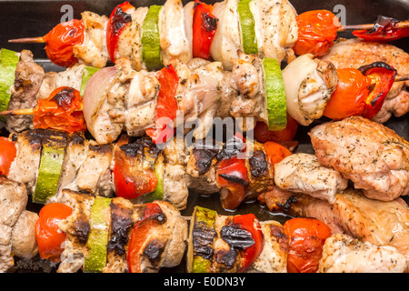 Shishkabob barbecue avec la viande de poulet, poivrons rouges, champignons, tomates et courgettes Banque D'Images