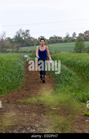 Castle Ashby, Northampton, UK . 10 mai, 2014. 35ème Marche internationale de Waendel. Approche du 21,7 km point de contrôle à la Green Castle Ashby Crédit : Keith J Smith./Alamy Live News Banque D'Images