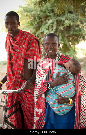 Couple masaï avec bébé dans la région de Manyara, la Tanzanie, l'Afrique de l'Est. Banque D'Images