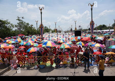 Bangkok, Thaïlande. 10 mai, 2014. Red-shirt supporters assister à un rassemblement dans la banlieue de Bangkok, Thaïlande, le 10 mai 2014. Les partisans du gouvernement aux abois de la Thaïlande se sont rassemblés samedi dans la banlieue de Bangkok, en disant "inéquitable" pour le gouvernement. Credit : 96 Yan Yang/Xinhua/Alamy Live News Banque D'Images