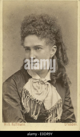 Portrait vintage de Miss Pichter, pris dans les années 1800 Cette photo classique en noir et blanc capture sa ressemblance, reflétant la mode et le style de la fin du XIXe siècle. Banque D'Images