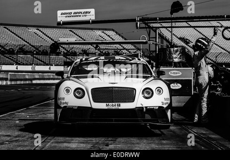 Racing Bentley Continental GT3 en voie des stands à Rockingham Speedway durant British GT Banque D'Images