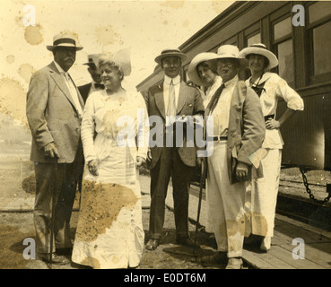 Cette image du début du XXe siècle montre l'acteur Digby Bell dans une gare, vers les années 1900 La photo reflète la culture du voyage de l'époque et l'importance de la carrière de Bell à cette époque. Banque D'Images