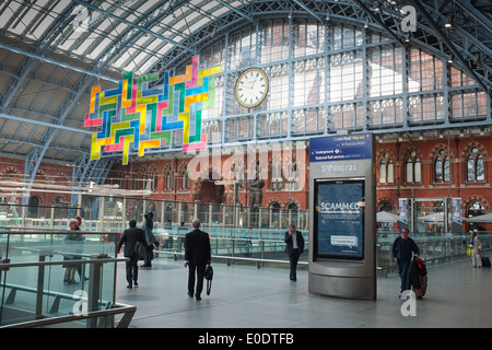 David Batchelor's Chromolocomotion suspendu au-dessus d'un bâtiment en tant que passagers à pied par dans la gare St Pancras, London England UK Banque D'Images