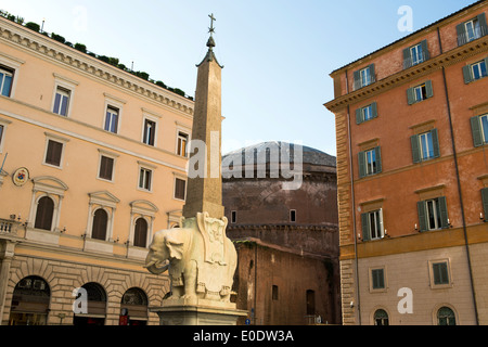 Obélisque avec un éléphant sur le dos de Panthéon de Rome, Italie Banque D'Images