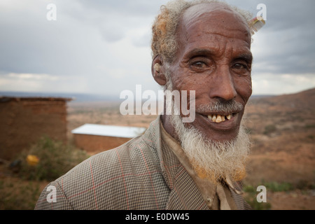 Portrait d'un homme en Koremi village, près de Harar, dans les hautes terres éthiopiennes de l'Afrique. Banque D'Images