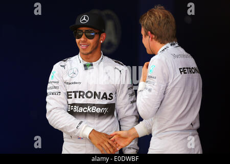 Barcelone, Espagne. 10 mai, 2014. (De gauche à droite) Lewis Hamilton de Grande-Bretagne et Mercedes AMG Petronas F1 Team et de l'Allemagne de Nico Rosberg et Mercedes AMG Petronas F1 Team n'est observée après la séance de qualifications de la Formule 1 Grand Prix d'Espagne 2014 sur le circuit de Catalunya à Barcelone, Espagne. Credit : James Gasperotti/ZUMA/ZUMAPRESS.com/Alamy fil Live News Banque D'Images