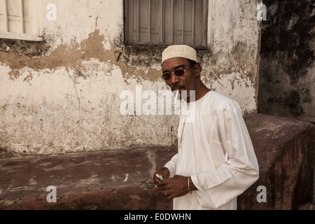 L'homme en Swahili Zanzibar, Tanzanie, Afrique de l'Est. Banque D'Images