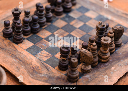 Un très vieux et patiné conseil d'échecs avec pièces d'échecs Banque D'Images