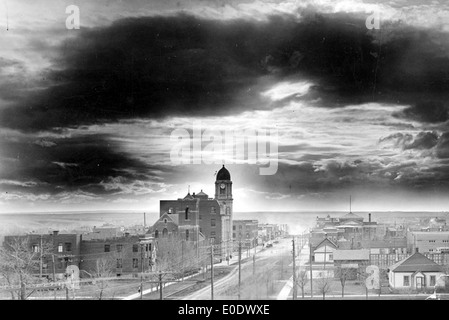 Cette image montre une vue à l'ouest sur la 4e Avenue Sud de la 9e Rue, probablement prise dans une ville ayant une importance historique. La photographie capture la vie urbaine et les paysages urbains pendant une période donnée. Banque D'Images