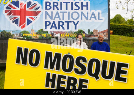 Hemel Hempstead, 10 mai 2014. Deux supporters BNP prendre une pause comme ils protestent contre la possibilité qu'une mosquée pourrait être construit sur le site d'une ancienne église et centre communautaire du Barnacres à Hemel Hempstead Road. Crédit : Paul Davey/Alamy Live News Banque D'Images