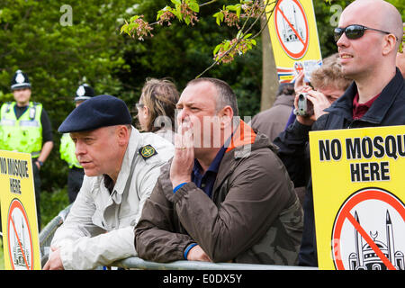 Hemel Hempstead, 10 mai 2014. Les membres du Parti national britannique et d'autres organisations de droite y compris Eddie Stampton, droite, chef du British néo-nazi Aube dorée crier à l'abus de l'anti-fasciste des contre-manifestants qui ont été rajoutés à environ 70 mètres de la position de la BNP. Crédit : Paul Davey/Alamy Live News Banque D'Images