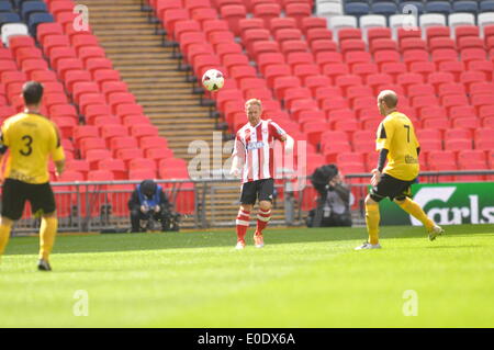 Wembley, Londres, Royaume-Uni. 10 mai, 2014. Sholing Town FC sont basées dans le Hampshire et deviennent les champions de la Premier League Wessex jouer West Auckland Town FC qui sont basés dans le comté de Durham et a terminé 5e dans la deuxième plus ancienne ligue de football au monde, la Ligue du Nord il bataille pour l'honneur de la levée de l'ADI à Wembley Vase Crédit : Flashspix/Alamy Live News Banque D'Images