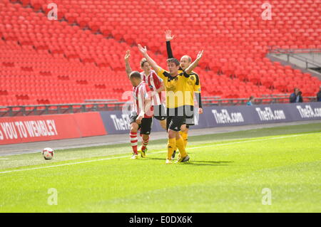 Wembley, Londres, Royaume-Uni. 10 mai, 2014. Sholing Town FC sont basées dans le Hampshire et deviennent les champions de la Premier League Wessex jouer West Auckland Town FC qui sont basés dans le comté de Durham et a terminé 5e dans la deuxième plus ancienne ligue de football au monde, la Ligue du Nord il bataille pour l'honneur de la levée de l'ADI à Wembley Vase Crédit : Flashspix/Alamy Live News Banque D'Images