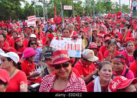 Bangkok, Thaïlande. 10 mai, 2014. Des manifestants pro-gouvernementaux rassemblement à Aksa dans la banlieue de Bangkok, Thaïlande, le 10 mai 2014. Les partisans du gouvernement Thaïlande attaqués dans l'ouest en streaming Bangkok pour une démonstration de force samedi qui suit la chute de Shinawatra et d'un nouveau rival de pousser les manifestants à installer un premier ministre non élu. Credit : Rachen Sageamsak/Xinhua/Alamy Live News Banque D'Images