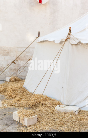 Un pittoresque village médiéval tente lors d'une foire médiévale en Italie Banque D'Images