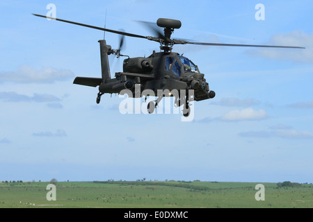 Army Air Corps Apache AH1 sur un vol à basse altitude dans la plaine de Salisbury, au cours de l'effort de formation Patshun Dawn Banque D'Images