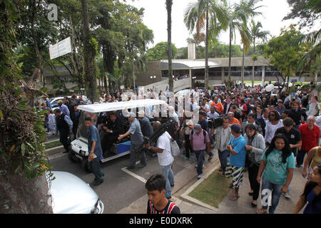 Sao Paulo, Brésil. 09 mai, 2014. La famille et les fans lors de l'enterrement de chanteur brésilien Jair Rodrigues, Gethseman au cimetière, à Sao Paulo, Brésil, le 9 mai 2014. Rodrigues, qui est mort d'une crise cardiaque à l'âge de 75 ans, est l'un des plus grands noms de la musique populaire brésilienne (MPB, en portugais). Dpa : Crédit photo alliance/Alamy Live News Banque D'Images