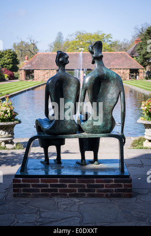 Sculpture de Henry Moore, le Roi et la Reine à RHS Garden, Wisley, Surrey, England, UK Banque D'Images