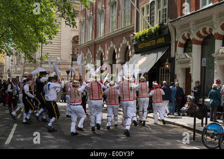 Londres, Royaume-Uni. 10 mai, 2014. En dehors de la danse Morris Men Westminster Westminster Arms pub pendant jour de la danse, un événement annuel qui voit la danse folklorique traditionnel anglais réalisées tout au long du centre de Londres. Credit : Patricia Phillips/Alamy Live News Banque D'Images