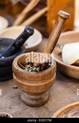 Gros plan d'un mortier contenant quelques épices Banque D'Images
