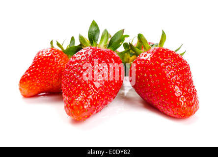 Les fraises avec des feuilles. Isolé sur fond blanc Banque D'Images