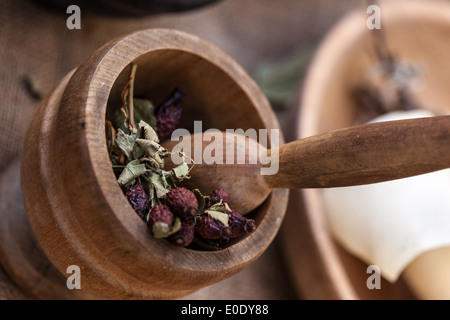 Gros plan d'un mortier contenant quelques épices Banque D'Images