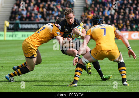 Northampton, Royaume-Uni. 10 mai, 2014. James Wilson de Northampton Saints est abordé par Charlie HAYTER (12) et Guy THOMPSON (7) de guêpes au cours de l'Aviva Premiership match entre les Tonga et les Wasps à Franklins Gardens. Credit : Action Plus Sport/Alamy Live News Banque D'Images