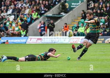 Northampton, Royaume-Uni. 10 mai, 2014. Stephen MYLER de Northampton Saints convertit George North, essayons comme Lee Dickson détient dans la brise au cours de l'Aviva Premiership match entre les Tonga et les Wasps à Franklins Gardens. Credit : Action Plus Sport/Alamy Live News Banque D'Images