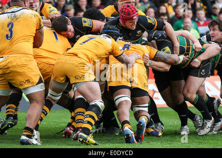 Northampton, Royaume-Uni. 10 mai, 2014. Christian JOUR (rouge) de la mêlée Northampton Saints mène le maul qui mène au deuxième essai des Saints au cours de l'Aviva Premiership match entre les Tonga et les Wasps à Franklins Gardens. Credit : Action Plus Sport/Alamy Live News Banque D'Images