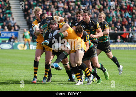 Northampton, Royaume-Uni. 10 mai, 2014. Luther BURRELL de Northampton Saints est abordé par Charlie HAYTER de guêpes au cours de l'Aviva Premiership match entre les Tonga et les Wasps à Franklins Gardens. Credit : Action Plus Sport/Alamy Live News Banque D'Images