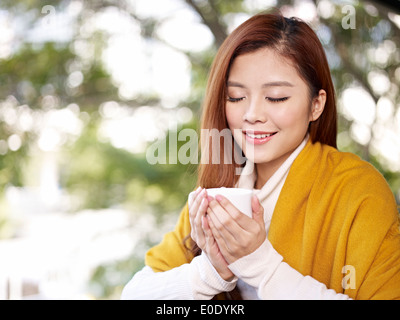 Woman enjoying coffee Banque D'Images