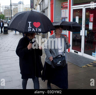 Wimbledon Londres, Royaume-Uni. 10 mai 2014. Les piétons avec des parasols comme temps incertain avec des pluies sont prévues pendant le week-end dans de nombreuses régions du Royaume-Uni Crédit : amer ghazzal/Alamy Live News Banque D'Images