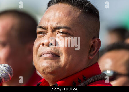 Bangkok, Thaïlande. 10 mai, 2014. JUTAPORN PROMPAN, chef de les chemises rouges, parle à un rassemblement à Bangkok. Des milliers de chemises rouges thaïlandais, les membres du Front uni pour la démocratie contre la dictature (UDD), les membres du parti au pouvoir, le parti Pheu Thai et partisans du gouvernement de l'ancien Premier Ministre Yingluck Shinawatra se rallient sur Aksa Road dans la banlieue de Bangkok. Le gouvernement a été renversé par une décision de justice plus tôt dans la semaine que Yingluck déchu parce que les juges a dit qu'elle a agi inconstitutionnellement, dans une affaire de personnel au début de son administration. Credit : ZUMA Press, Inc./Alamy Liv Banque D'Images