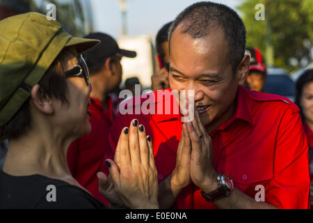 Bangkok, Thaïlande. 10 mai, 2014. NATTAWUT SAIKUA, un leader du mouvement des chemises rouges, partisans accueille lorsqu'il est arrivé à un chandail rouge rassemblement à Bangkok. Des milliers de chemises rouges thaïlandais, les membres du Front uni pour la démocratie contre la dictature (UDD), les membres du parti au pouvoir, le parti Pheu Thai et partisans du gouvernement de l'ancien Premier Ministre Yingluck Shinawatra se rallient sur Aksa Road dans la banlieue de Bangkok. Credit : ZUMA Press, Inc./Alamy Live News Banque D'Images