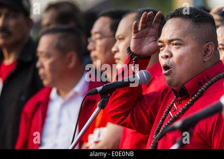 Bangkok, Thaïlande. 10 mai, 2014. JUTAPORN PROMPAN, chef de les chemises rouges, parle à un rassemblement à Bangkok. Des milliers de chemises rouges thaïlandais, les membres du Front uni pour la démocratie contre la dictature (UDD), les membres du parti au pouvoir, le parti Pheu Thai et partisans du gouvernement de l'ancien Premier Ministre Yingluck Shinawatra se rallient sur Aksa Road dans la banlieue de Bangkok. Le gouvernement a été renversé par une décision de justice plus tôt dans la semaine que Yingluck déchu parce que les juges a dit qu'elle a agi inconstitutionnellement, dans une affaire de personnel au début de son administration. Credit : ZUMA Press, Inc./Alamy Liv Banque D'Images