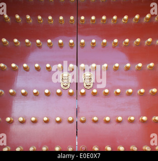 Vintage rouge de Chine porte dans le restaurant Shanghai Banque D'Images