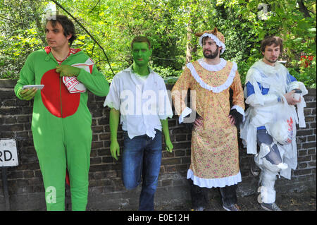 Twickenham, London, UK. 10 mai 2014. La foule portant des tenues de monster de toutes formes et styles font leur chemin vers le stade. Crédit : Matthieu Chattle/Alamy Live News Banque D'Images