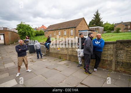 Hemel Hempstead, Royaume-Uni. 10 mai, 2014. Les hommes asiatiques locales se tiennent près de l'église abandonnée à Hemel Hempstead site de British National Party (BNP) protestation des partisans d'en face demander le site a l'intention de devenir une mosquée. Crédit : Guy Josse/Alamy Live News Banque D'Images