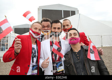 Copenhague, Danemark. 10 mai, 2014. Fans autrichiens cheer avant la grande finale du 59e Concours Eurovision de la Chanson 2014 à Copenhague, Danemark, 10 mai 2014. Photo : Joerg Carstensen/dpa/Alamy Live News Banque D'Images