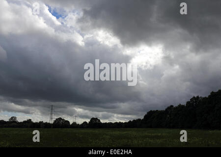 Court Farm Tolworth, Surrey, Angleterre, Royaume-Uni. 10 mai 2014. C'était un jour de soleil et de douches dans une grande partie de la Grande-Bretagne. Nuages de tempête de recueillir en colère plus de Tolworth Court Farm qui est un domaine de la terre sur le Surrey, London les frontières. Credit : Julia Gavin/Alamy Live News Banque D'Images