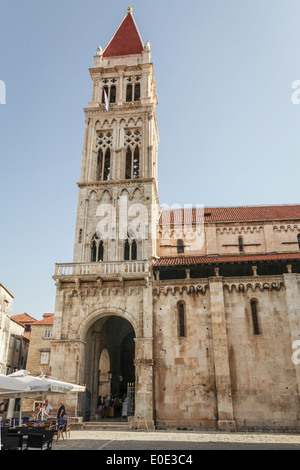 La Cathédrale de Saint Laurent dans le centre historique de Trogir, Croatie, avec les touristes visibles. Banque D'Images