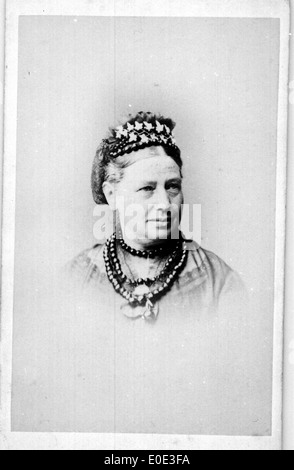 Portrait d'une femme âgée, capturé dans une photographie vintage en noir et blanc. L'image reflète les styles de mode et de portrait du début du XXe siècle. Banque D'Images