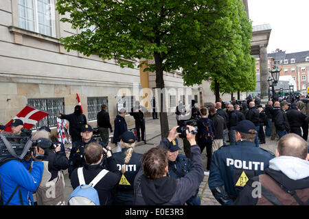 Copenhague, Danemark. 10 mai, 2014. Parti néo-nazi danois du Danemark (Front National, DNF) manifestation devant le Parlement sous le slogan : "Non à l'islamisation" a eu lieu sous forte protection policière et a finalement été interrompue par une contre-manifestation antifasciste. La police a finalement autorisé la place. Cela a eu lieu quelques heures avant la finale du Concours Eurovision de la chanson. Credit : OJPHOTOS/Alamy Live News Banque D'Images