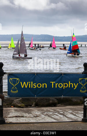 West Kirby, Liverpool. 10 mai, 2014. La bannière au British Open Team Championships 2014 Trophée. Premier League du voile Le Trophée 'Wilson' 200 marins de classe olympique concourir annuellement sur Kirby amphithéâtre marin dans l'un des événements préférés où des centaines de spectateurs suivent 300 courses frénétiques, courtes et tranchantes dans trois équipes de voile sur le lac de plaisance se bousculent pour gagner le titre convoité : "Wilson Trophy Champion." Crédit : Mar Photographics/Alamy Live News Banque D'Images