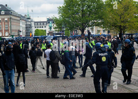 Copenhague, Danemark. 10 mai, 2014. Parti néo-nazi danois manifestation devant le Parlement sous le slogan : "Non à l'islamisation" a eu lieu sous forte protection policière et a finalement été interrompue par une contre-manifestation antifasciste. La police a finalement autorisé la place. Cela a eu lieu quelques heures avant la finale du Concours Eurovision de la chanson. Credit : OJPHOTOS/Alamy Live News Banque D'Images