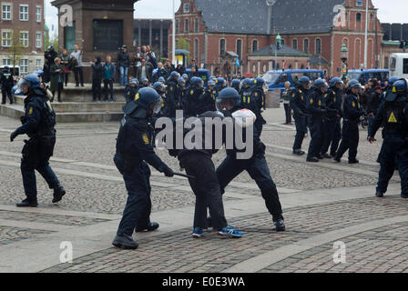 Copenhague, Danemark. 10 mai, 2014. Parti néo-nazi danois manifestation devant le Parlement sous le slogan : "Non à l'islamisation" a eu lieu sous forte protection policière et a finalement été interrompue par une contre-manifestation antifasciste. La police a finalement autorisé la place. Cela a eu lieu quelques heures avant la finale du Concours Eurovision de la chanson. Credit : OJPHOTOS/Alamy Live News Banque D'Images