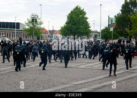 Copenhague, Danemark. 10 mai, 2014. Parti néo-nazi danois manifestation devant le Parlement sous le slogan : "Non à l'islamisation" a eu lieu sous forte protection policière et a finalement été interrompue par une contre-manifestation antifasciste. La police a finalement autorisé la place. Cela a eu lieu quelques heures avant la finale du Concours Eurovision de la chanson. Credit : OJPHOTOS/Alamy Live News Banque D'Images