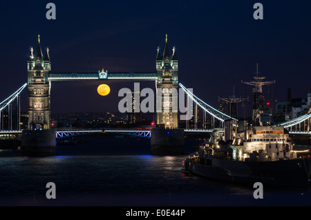 La pleine lune monte sur Tower Bridge à Londres Angleterre Royaume-Uni Banque D'Images